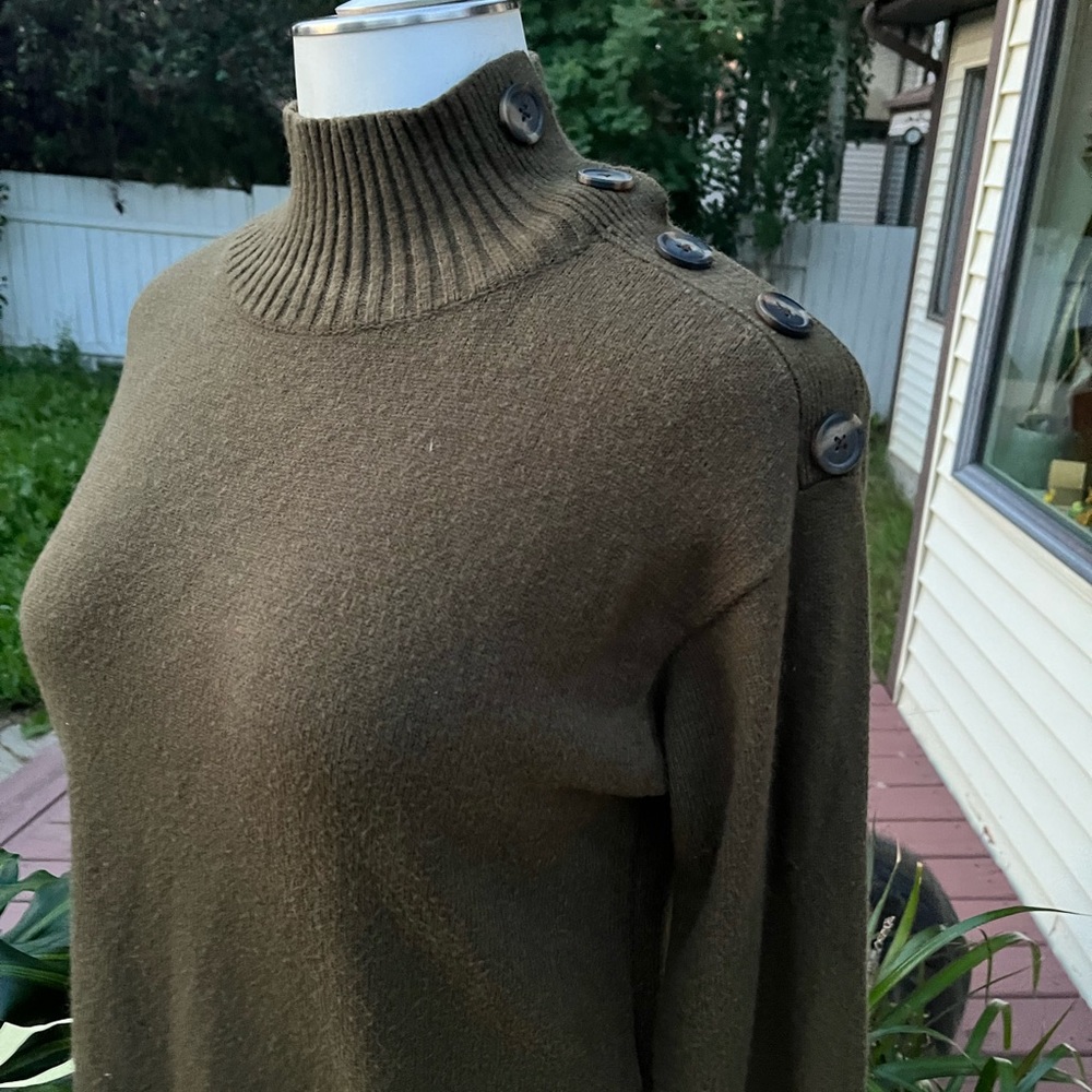 Anthropologie Women’s Small (Oversized) Green Sweater with Button Embellishment - Picture 7 of 8